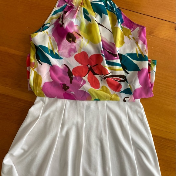 Woman’s sleeveless top by the Limited is size S - Picture 10 of 10